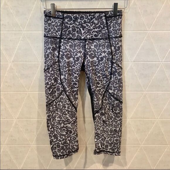 Lululemon Outrun 17" Crop Lace White Black - Picture 8 of 13